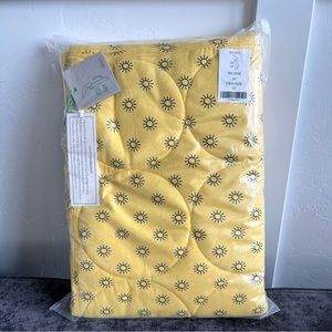 NIB Kate Quinn Classic Circle Quilt- Organic Cotton Slub- Suns